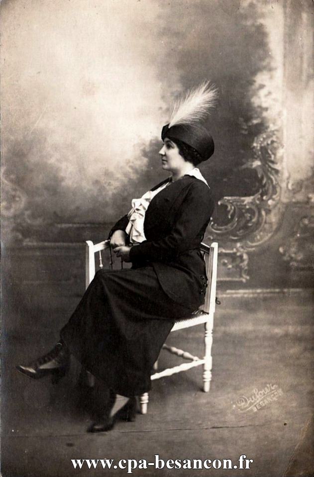 BESANÇON - Jeune femme assise